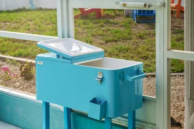 Keep your drinks cold and within reach with our stylish retro-style cooler, conveniently located by the pool. Whether you’re lounging with a cocktail or hydrating after a swim, this cooler is perfect for your sunny getaway vibes.