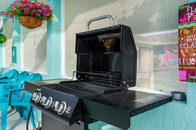 Fire up the fun with our premium gas grill, perfect for cookouts by the pool! Surrounded by tropical vibes and vibrant patio seating, it’s the ultimate spot to flip burgers, sizzle steaks, or grill up your favorite veggies.