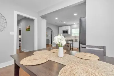 Dining area that seats 4 guests.