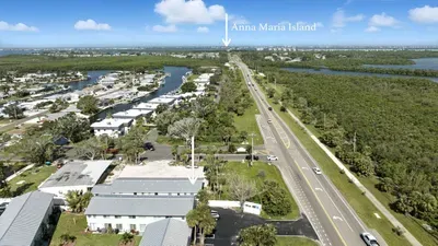 Perfectly located just minutes from Anna Maria Island! Enjoy quick access to stunning beaches, waterfront dining, and local attractions, all while relaxing in a peaceful setting surrounded by coastal beauty.