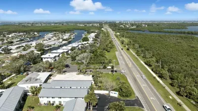 Just minutes from the crystal-clear waters of Anna Maria Island! This prime location offers easy access to beaches, boating, and local dining, all while being surrounded by stunning coastal landscapes.