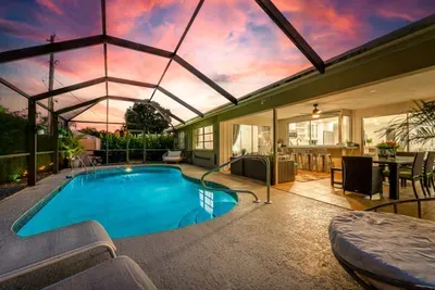 Heated Pool - Minutes to Beach - Outside Bar - Perfect for Family