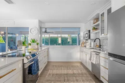 Heated Pool - Minutes to Beach - Outside Bar - Perfect for Family - image 12 of 44