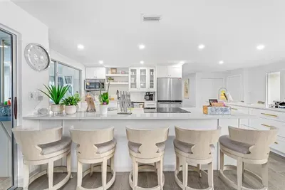 Heated Pool - Minutes to Beach - Outside Bar - Perfect for Family - image 11 of 44