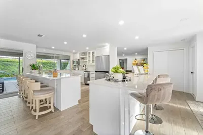 Heated Pool - Minutes to Beach - Outside Bar - Perfect for Family - image 3 of 44