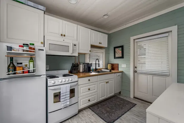 Hot Tubs - DT Duplex - Two Blocks off Forsyth Park - image 8 of 58