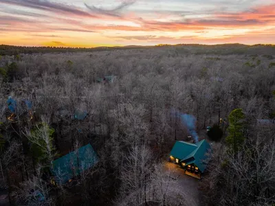 Charming Cabin Retreat: Enjoy breathtaking sunset views surrounded by nature's tranquility!