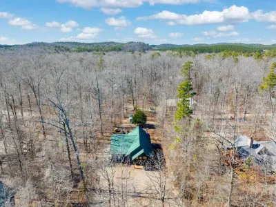 Charming Cabin Retreat: Nestled in nature, enjoy stunning views and tranquil forest vibes!
