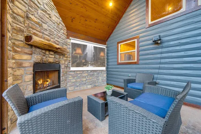 Outdoor Lounge: Unwind by the fire with stylish seating and a movie night under the stars!