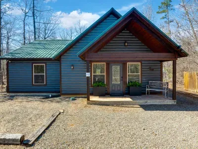 Charming Cabin Retreat: Embrace nature in this inviting space with scenic views and a welcoming porch!
