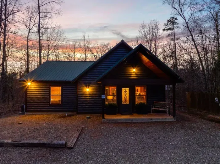 Charming Exterior: Experience tranquility in a beautifully illuminated cabin nestled in nature!