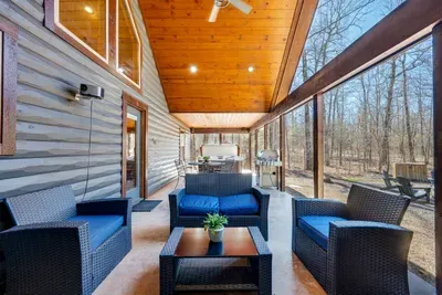 Outdoor Lounge: Relax on the spacious patio, perfect for starlit gatherings and barbecues!