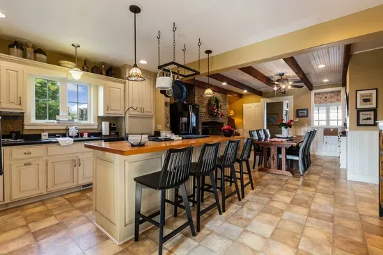 Charming 5-bedroom farmhouse with WiFi, AC in lovely Bardstown