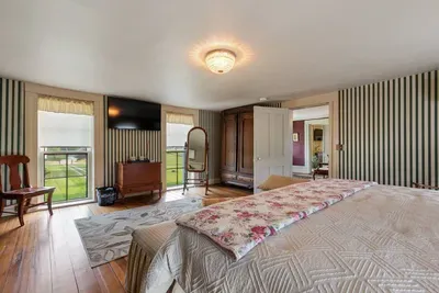 Charming 5-bedroom farmhouse with WiFi, AC in lovely Bardstown - image 43 of 61