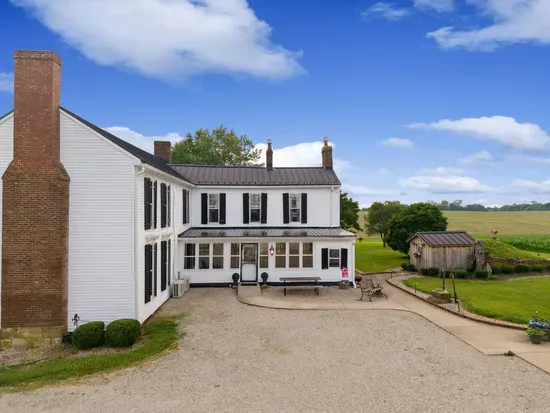 Charming 5-bedroom farmhouse with WiFi, AC in lovely Bardstown