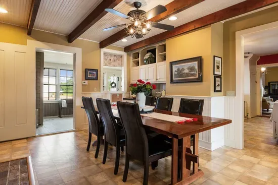 Charming 5-bedroom farmhouse with WiFi, AC in lovely Bardstown