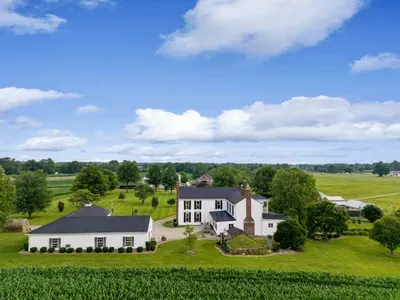 Charming 5-bedroom farmhouse with WiFi, AC in lovely Bardstown - image 14 of 61