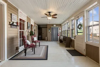 Charming 5-bedroom farmhouse with WiFi, AC in lovely Bardstown - image 20 of 61