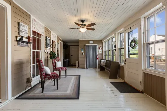 Charming 5-bedroom farmhouse with WiFi, AC in lovely Bardstown