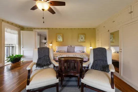 Charming 5-bedroom farmhouse with WiFi, AC in lovely Bardstown