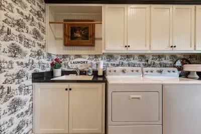 Charming 5-bedroom farmhouse with WiFi, AC in lovely Bardstown - image 30 of 61