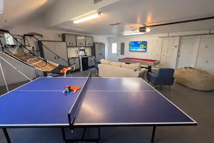 Spacious game room w/ ping-pong, pool, arcade hoops & TV lounge