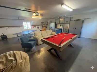Spacious game garage: pool, ping-pong, arcade + comfy lounge