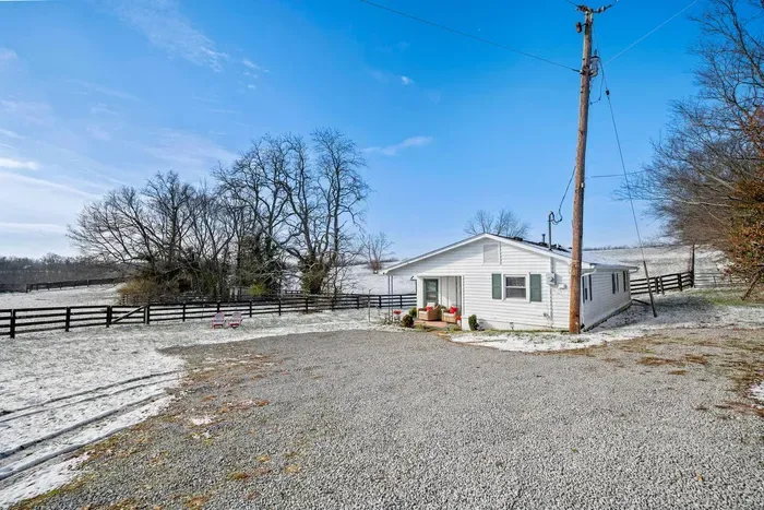 Cozy country cottage with pasture views, ample parking, and quiet charm