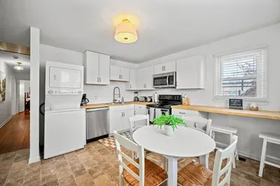 Bright kitchen with washer/dryer, stainless appliances & cozy dining nook
