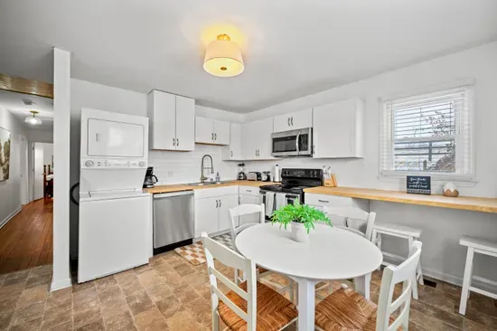 Bright kitchen with washer/dryer, stainless appliances & cozy dining nook