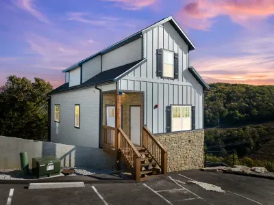 Welcome to Sugar High Lodge! Right in Indian Point where you have access to Silver Dollar City and lake access!