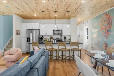 Plenty of room to spread out while staying together. 🍽️🛋️🍃