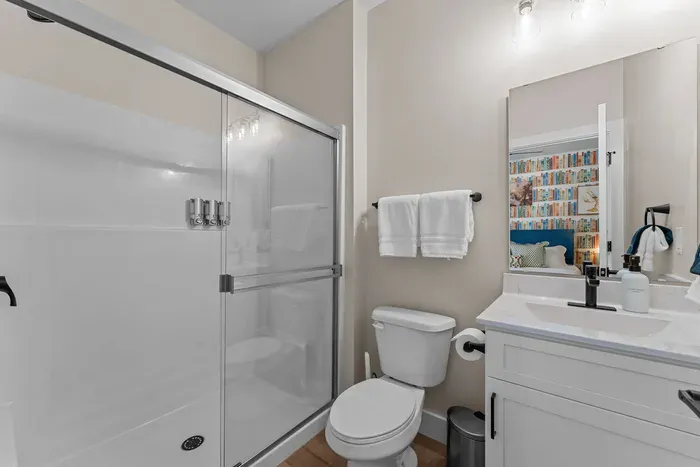 Main-level private bathroom for added comfort and convenience. ✨