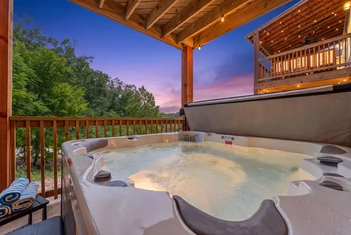 Unwind and soak under the stars in our private hot tub, the perfect way to relax after a day of adventure. ✨♨️