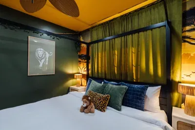 Immersive Lion King–themed bedroom with safari-inspired décor and warm, adventurous touches inspired by the savanna.