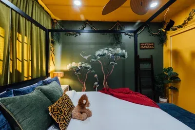 Step into a cozy Lion King–inspired bedroom featuring earthy tones and charming themed décor for a memorable getaway.