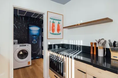 Modern kitchen fully equipped for cooking and dining, featuring a clean layout and everything needed for a comfortable stay.