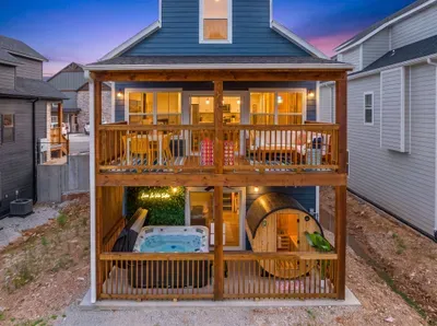 Welcome to Color Haus! Perfectly nestled in Indian Point—just minutes from Silver Dollar City and gorgeous Table Rock Lake access. Your ultimate vibrant getaway starts here! ✨