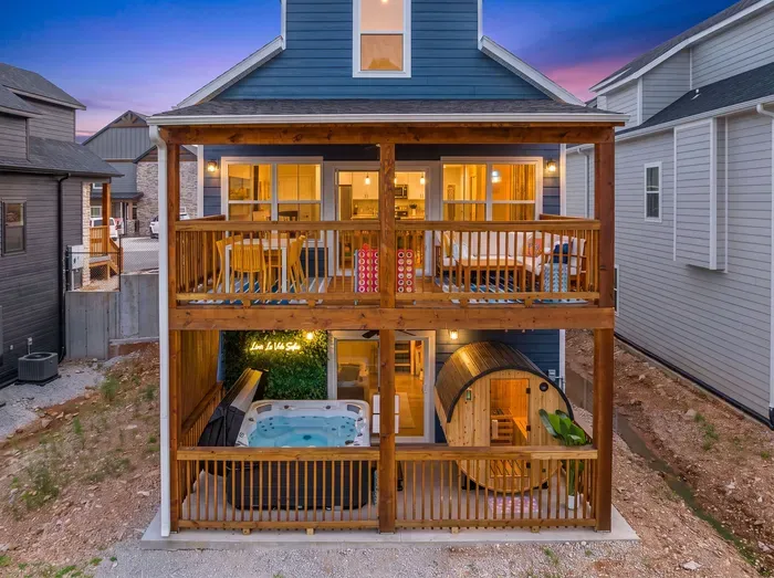 Welcome to Color Haus! Perfectly nestled in Indian Point—just minutes from Silver Dollar City and gorgeous Table Rock Lake access. Your ultimate vibrant getaway starts here! ✨
