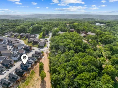 From up high, the peaceful surroundings speak for themselves. 🍃🏡