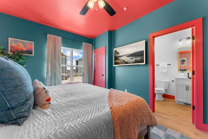 Your private retreat at Color Haus: King bed, private bath, top-tier comfort. ✨📍
