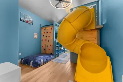 5 beds, a slide, rock wall, & basketball hoop = endless fun. 🏀🧗‍♀️