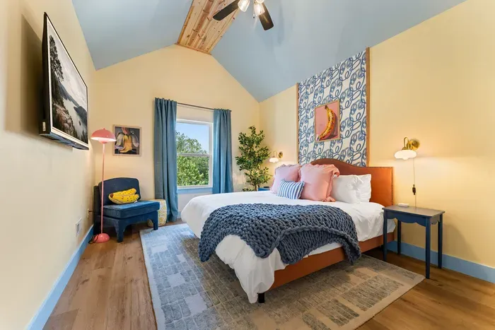 Unpeel and unwind in our most playful King bedroom yet! 🍌👑