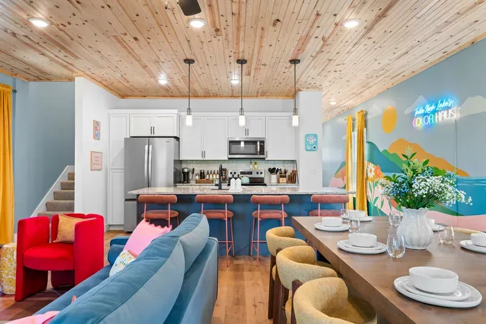 Bright, colorful, and fully ready for memorable group meals. 🎨🥗