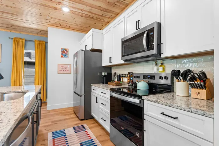Cook, dine, and unwind with a kitchen fully stocked for groups. 🍕🍷