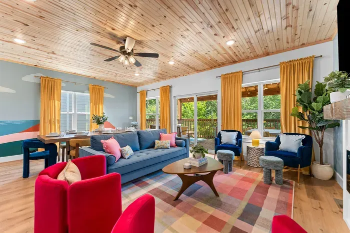 Comfy seating for the whole group to sink into after exploring Branson. 🛋️✨
