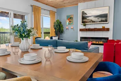 No crowded corners here—just open-concept comfort for your group. 🪑✨