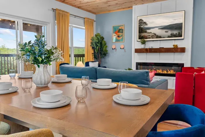 No crowded corners here—just open-concept comfort for your group. 🪑✨