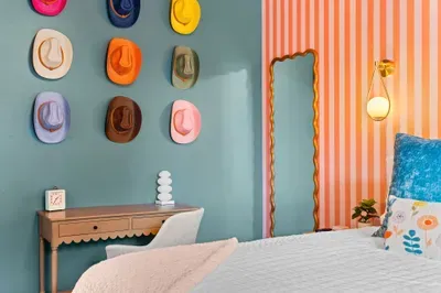 Work, stream, and sleep in style in this retro-Western haven. 💻👑