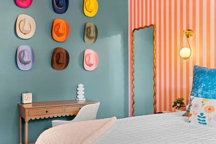 Work, stream, and sleep in style in this retro-Western haven. 💻👑